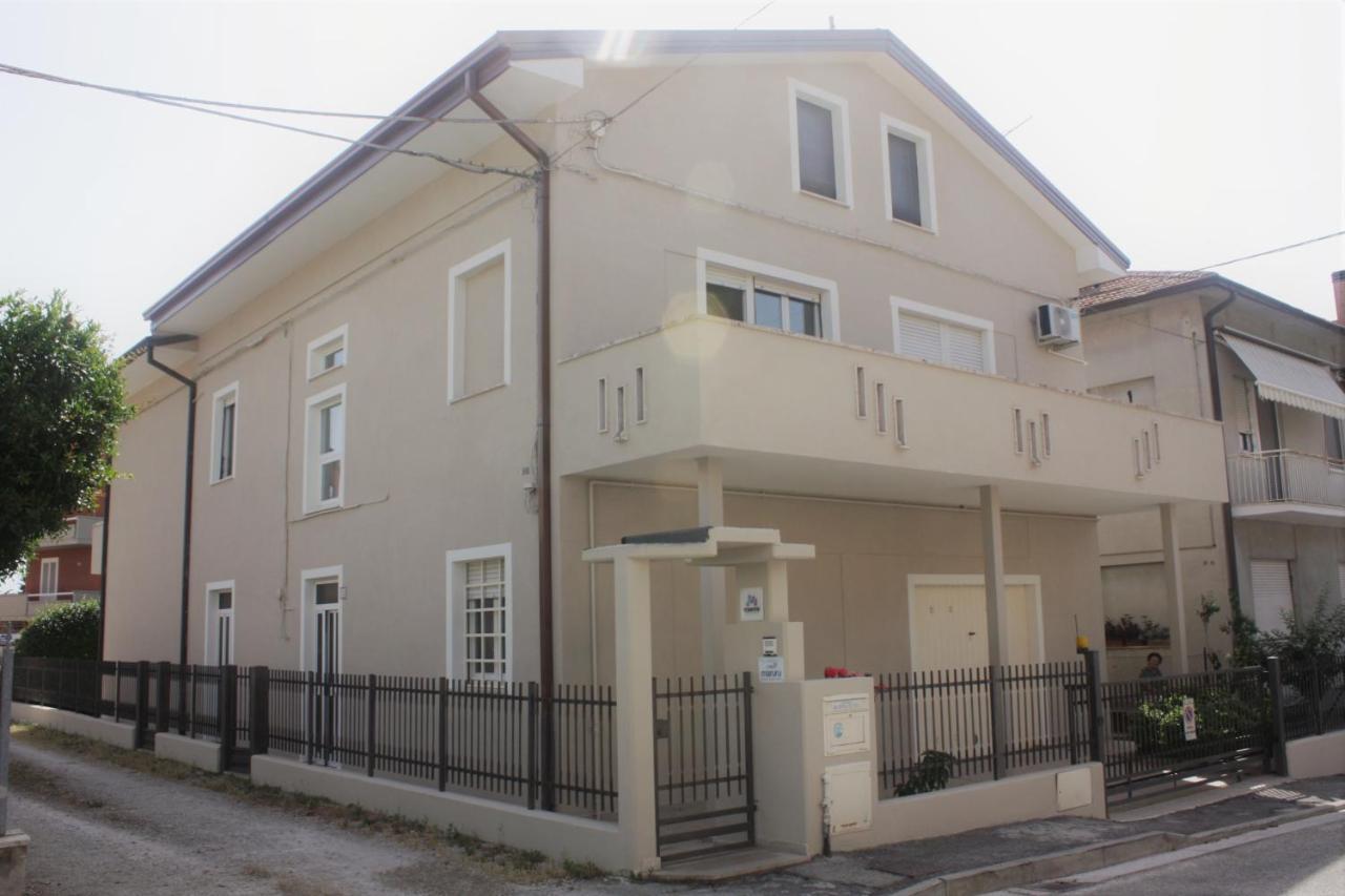 Maruru B & B Dell'Arte Чивитанова Марке Екстериор снимка